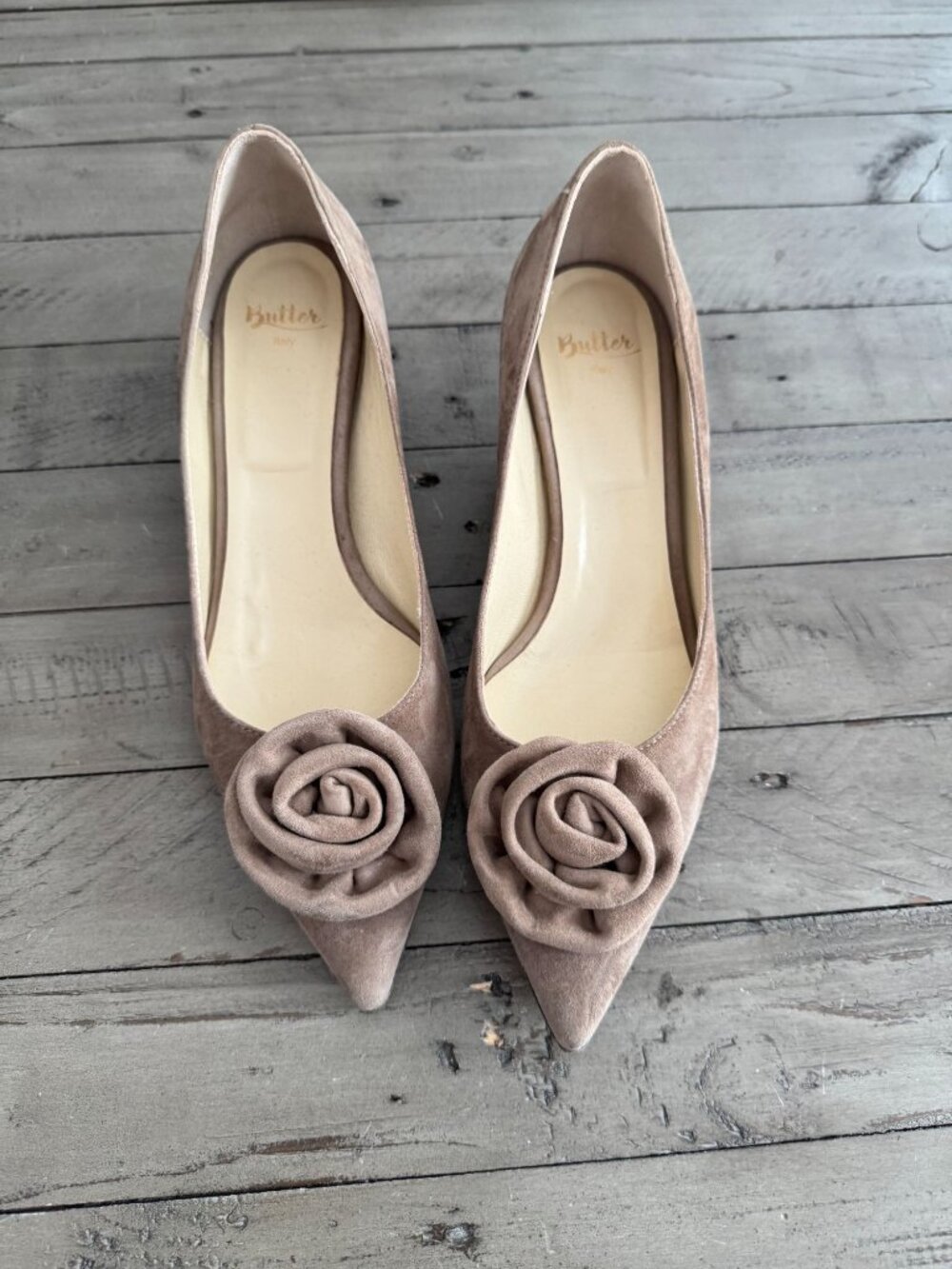 BUTTER ITALY suede rosette pointed-toe pumps kitten heel rose floral 8